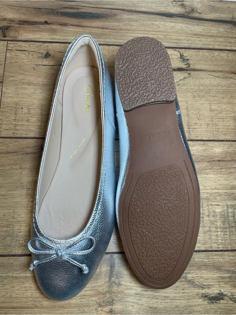 Clarks unworn Silver Leather Ballet Flat with Bow